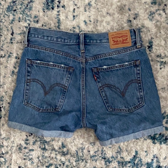 Levi’s High waisted light wash denim jean shorts - Picture 2 of 3